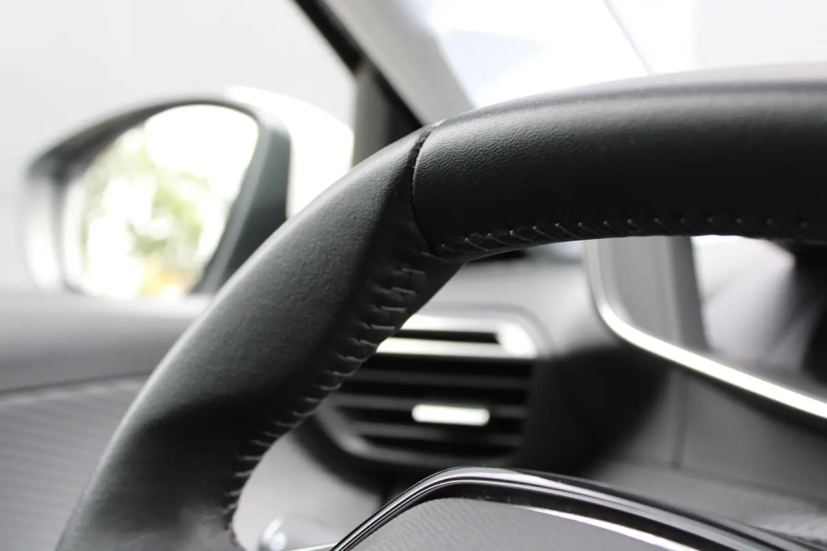 1.2 PureTech 100pk Allure Pack | Navigatie | Camera | Apple carplay | Bluetooth | NL auto | 1e Eigenaar | Parkeersensoren |