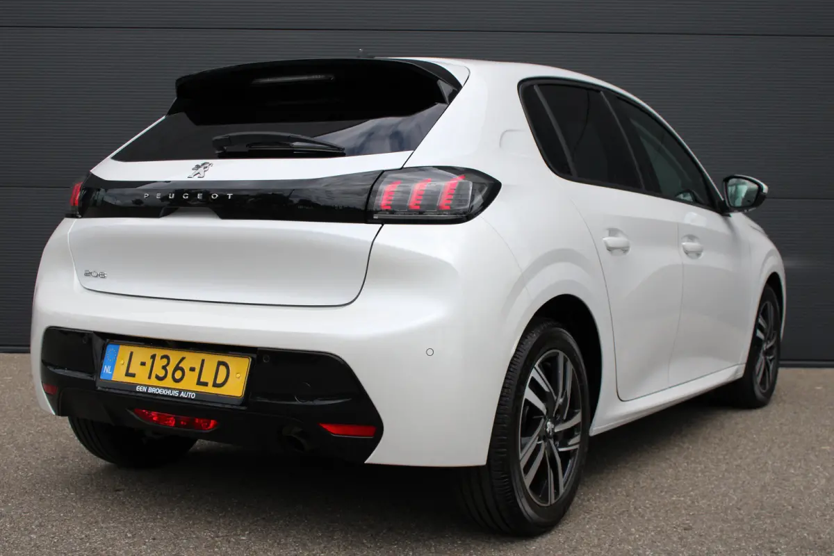 1.2 PureTech 100pk Allure Pack | Navigatie | Camera | Apple carplay | Bluetooth | NL auto | 1e Eigenaar | Parkeersensoren |