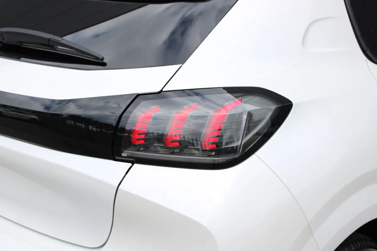 1.2 PureTech 100pk Allure Pack | Navigatie | Camera | Apple carplay | Bluetooth | NL auto | 1e Eigenaar | Parkeersensoren |