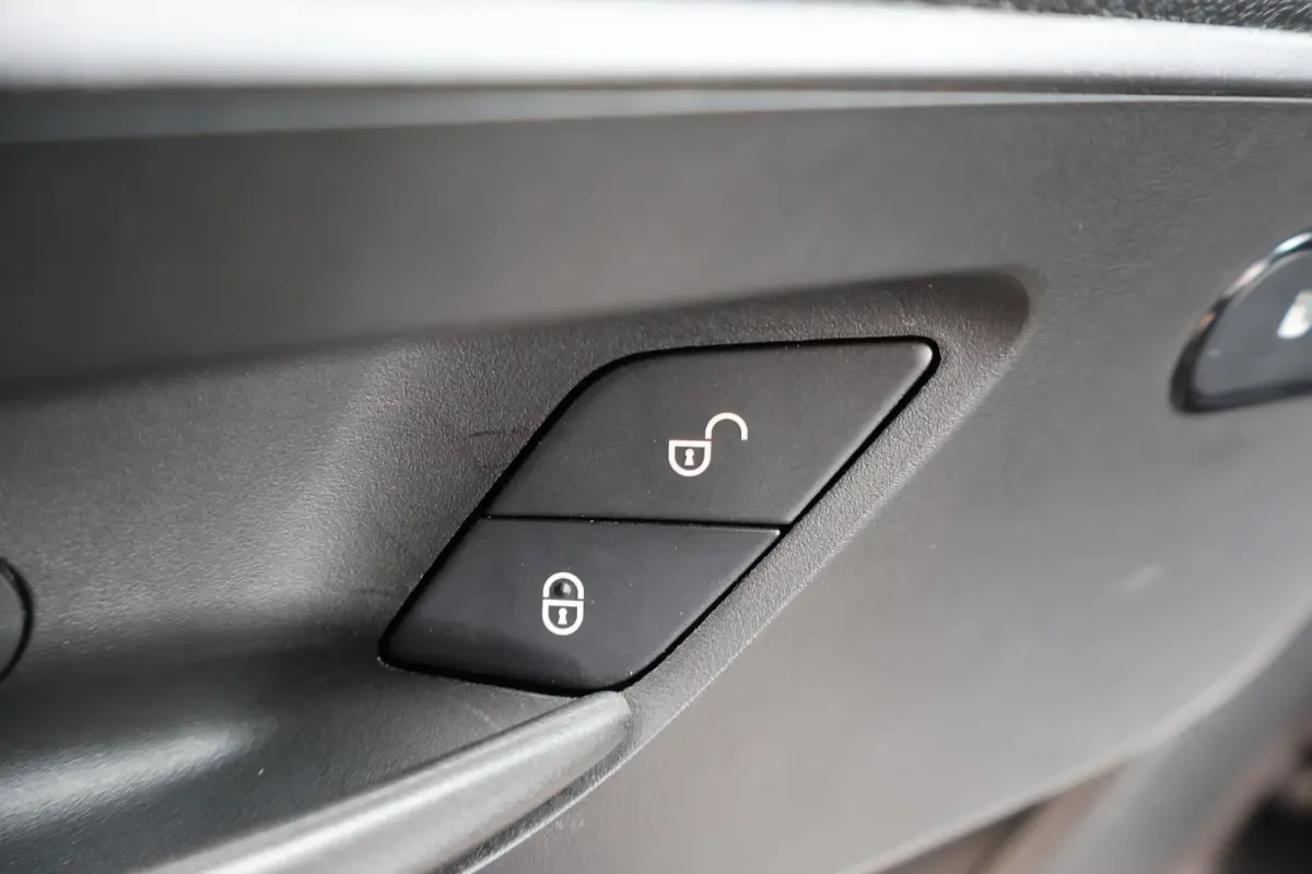 319 CDI | AUT. | L4 H2 | PRO | DISTRONIC PLUS | APPLE CARPLAY/ANDROID AUTO | TREKHAAK | LM VELGEN | 3-ZITS | STOELVERWARMING | CERTIFIED