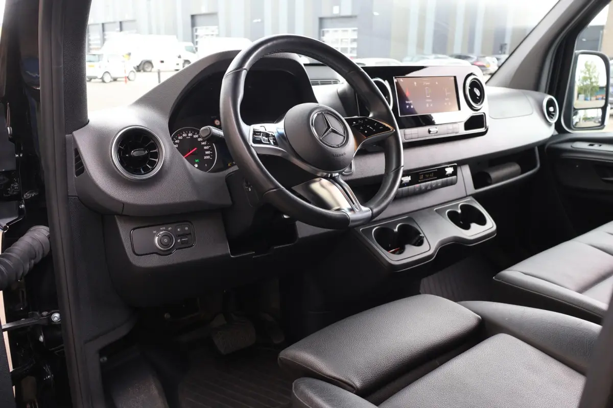 319 CDI | AUT. | L4 H2 | PRO | DISTRONIC PLUS | APPLE CARPLAY/ANDROID AUTO | TREKHAAK | LM VELGEN | 3-ZITS | STOELVERWARMING | CERTIFIED