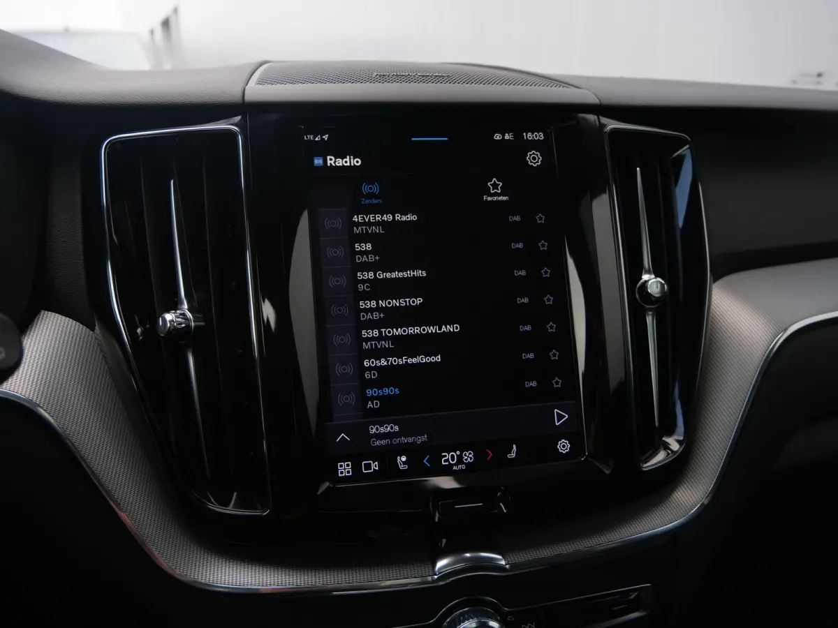 2.0 T8 Plug-in hybrid AWD Plus Dark 455 Pk Automaat Navi / DAB / Leer / Camera / 20 inch / Pano-dak