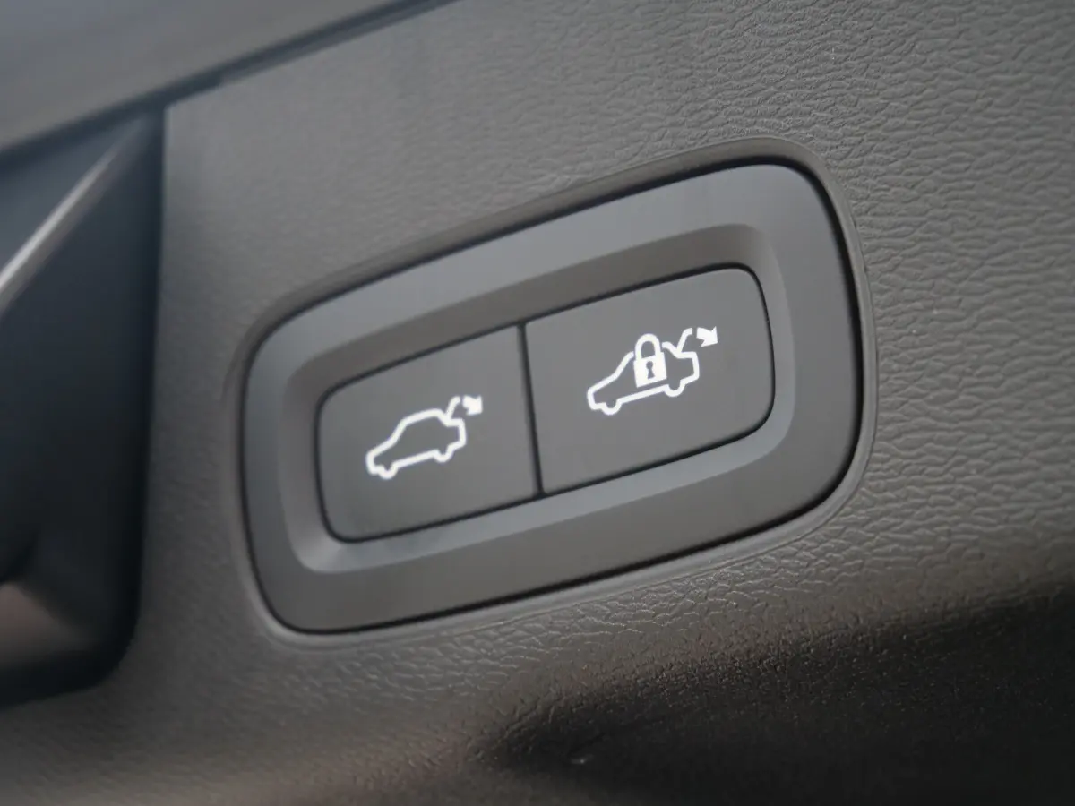 2.0 T8 Plug-in hybrid AWD Plus Dark 455 Pk Automaat Navi / DAB / Leer / Camera / 20 inch / Pano-dak
