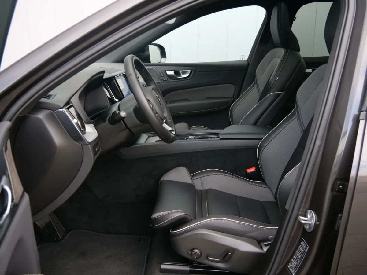 2.0 T8 Plug-in hybrid AWD Plus Dark 455 Pk Automaat Navi / DAB / Leer / Camera / 20 inch / Pano-dak