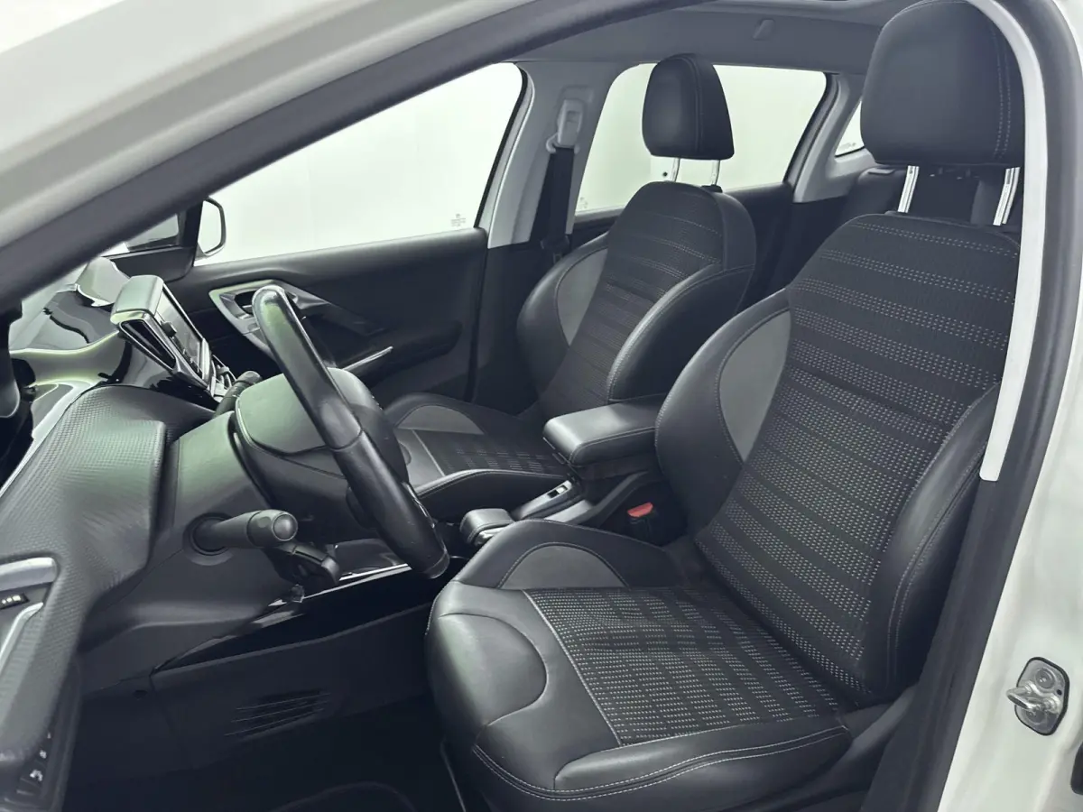 SUV 110pk Automaat Allure | Trekhaak | Panoramadak | Apple Carplay/Android Auto | Camera | Navigatie | Armsteun Tussen de Voorstoelen