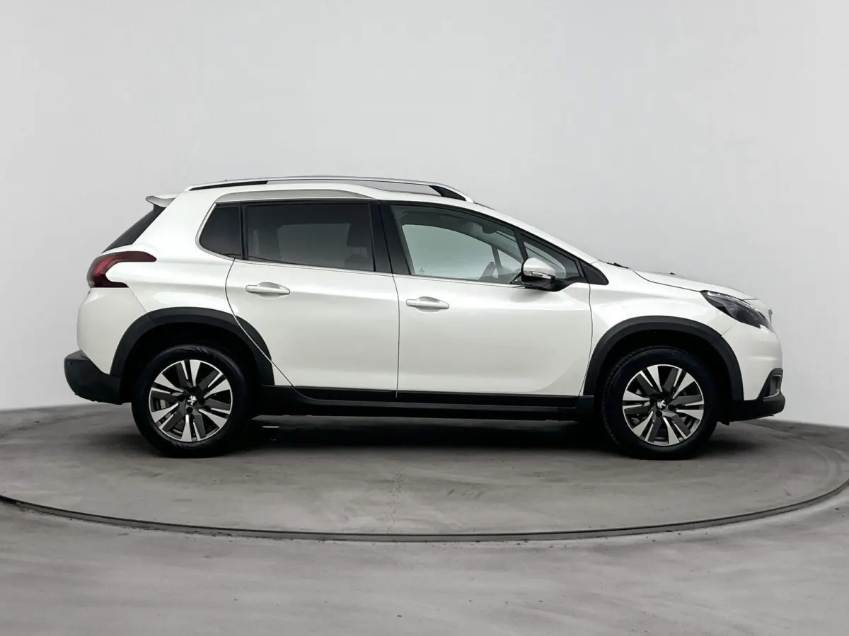 SUV 110pk Automaat Allure | Trekhaak | Panoramadak | Apple Carplay/Android Auto | Camera | Navigatie | Armsteun Tussen de Voorstoelen