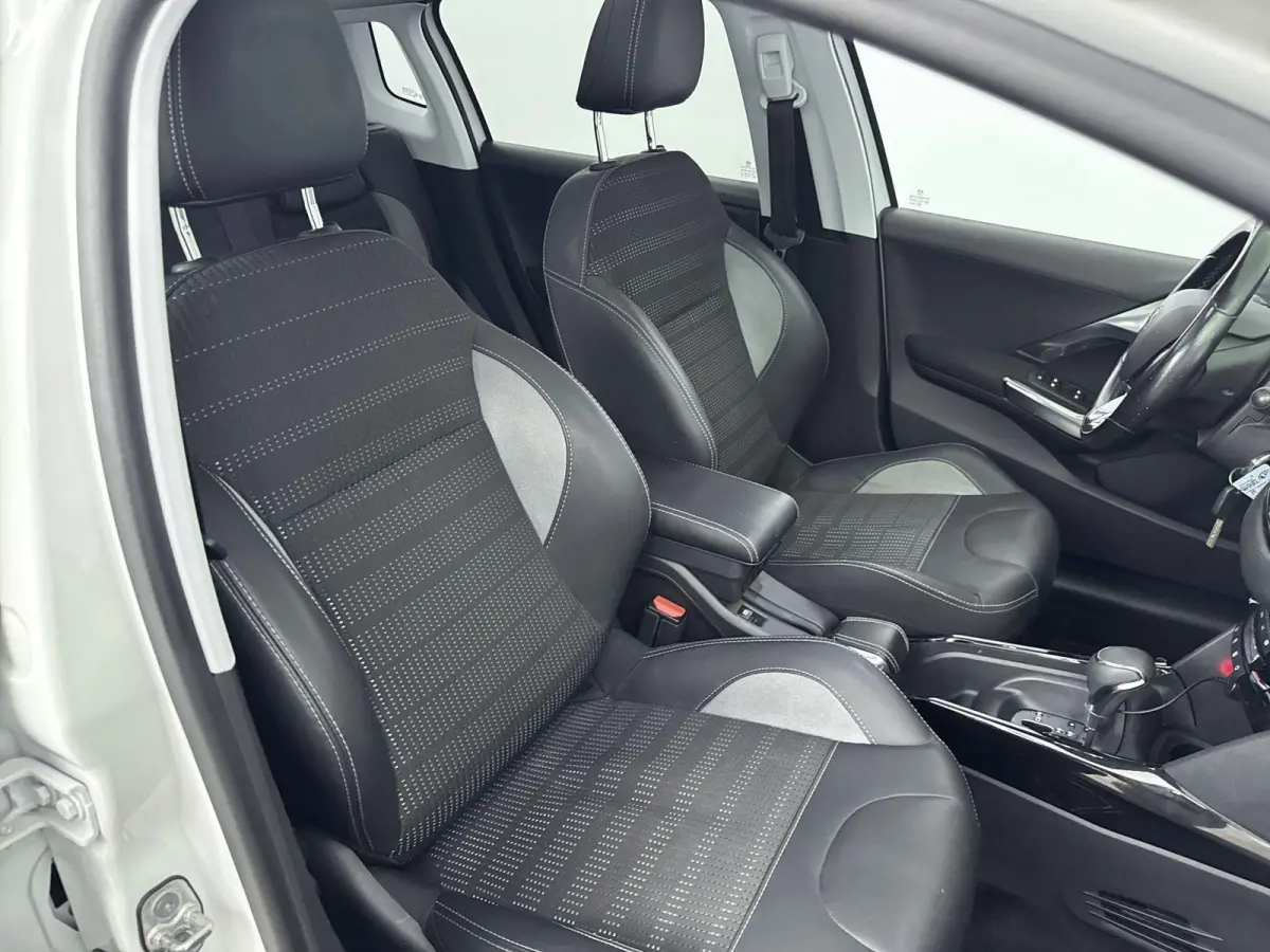 SUV 110pk Automaat Allure | Trekhaak | Panoramadak | Apple Carplay/Android Auto | Camera | Navigatie | Armsteun Tussen de Voorstoelen
