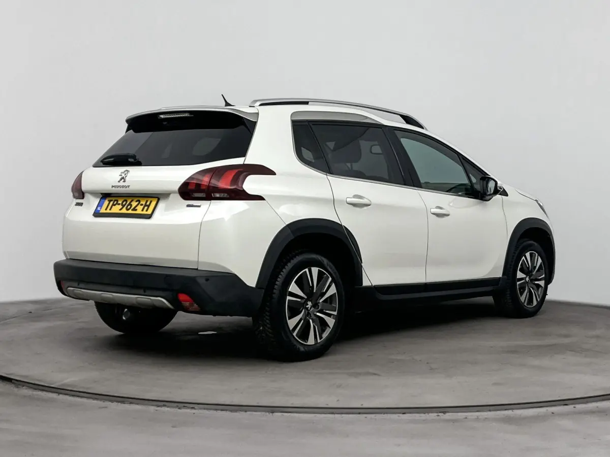 SUV 110pk Automaat Allure | Trekhaak | Panoramadak | Apple Carplay/Android Auto | Camera | Navigatie | Armsteun Tussen de Voorstoelen