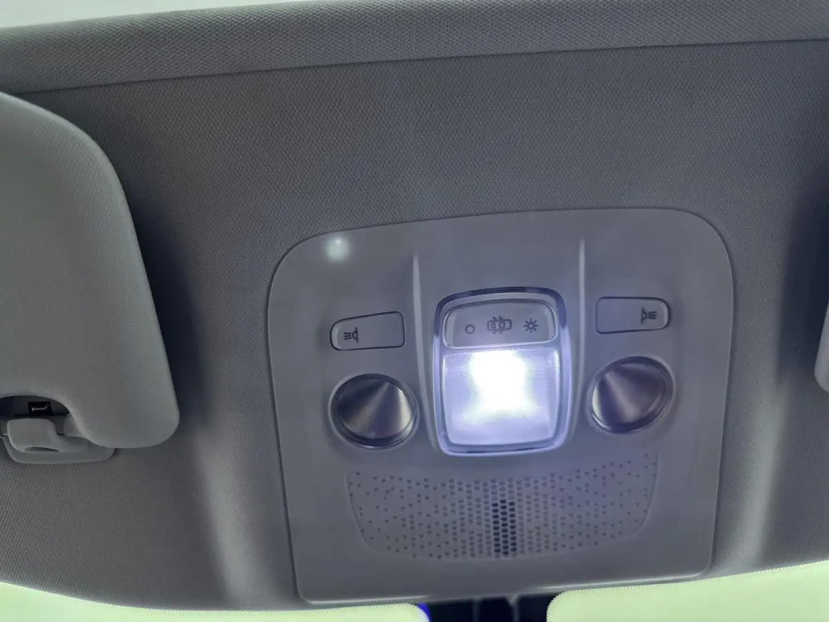SUV 110pk Automaat Allure | Trekhaak | Panoramadak | Apple Carplay/Android Auto | Camera | Navigatie | Armsteun Tussen de Voorstoelen