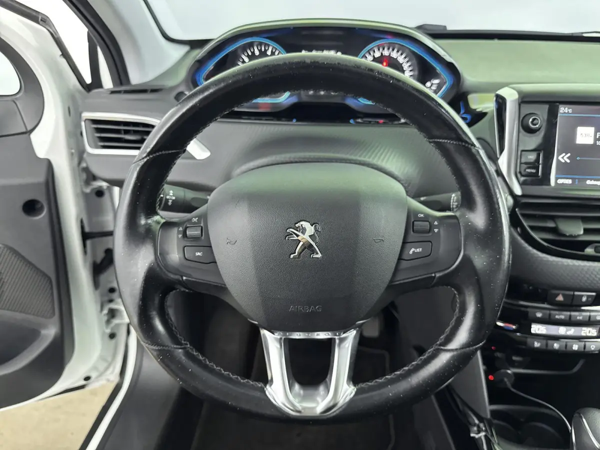 SUV 110pk Automaat Allure | Trekhaak | Panoramadak | Apple Carplay/Android Auto | Camera | Navigatie | Armsteun Tussen de Voorstoelen