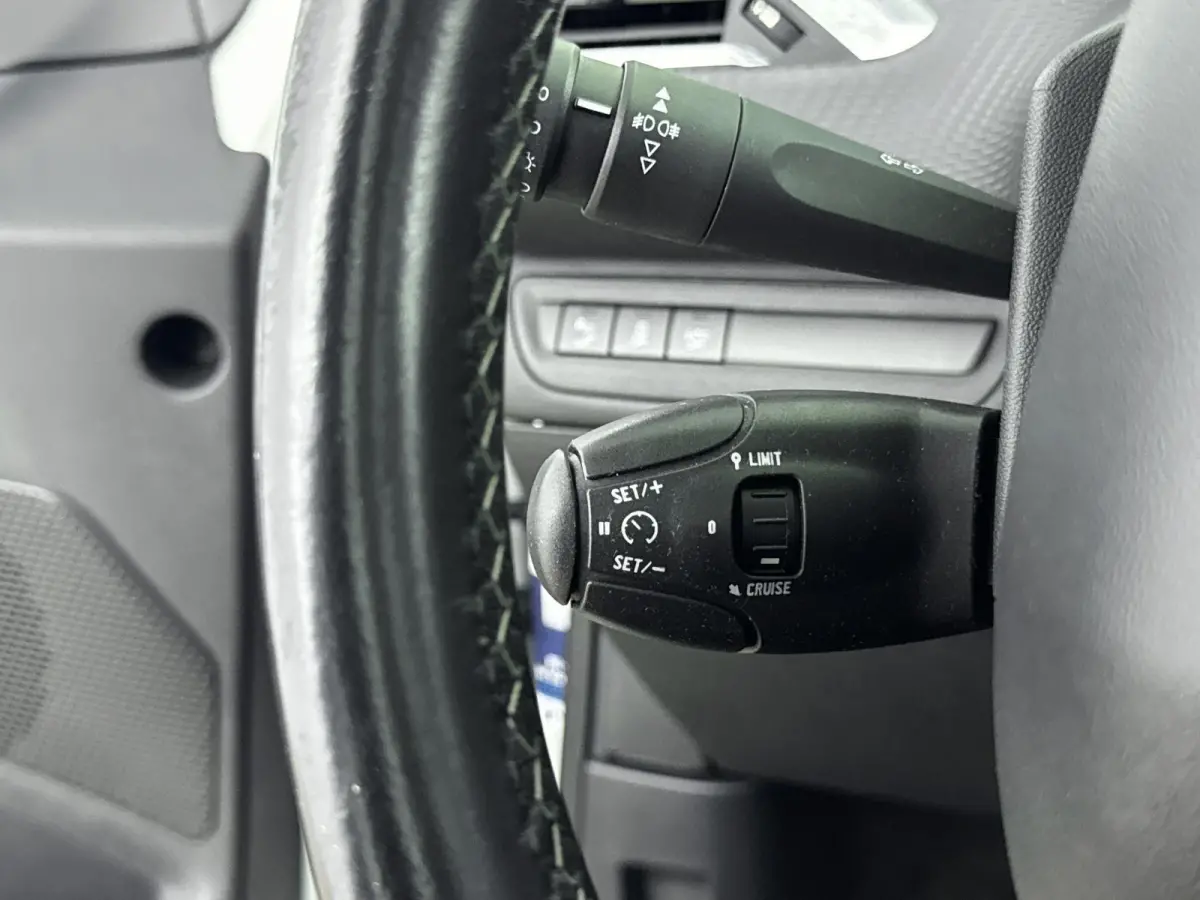 SUV 110pk Automaat Allure | Trekhaak | Panoramadak | Apple Carplay/Android Auto | Camera | Navigatie | Armsteun Tussen de Voorstoelen