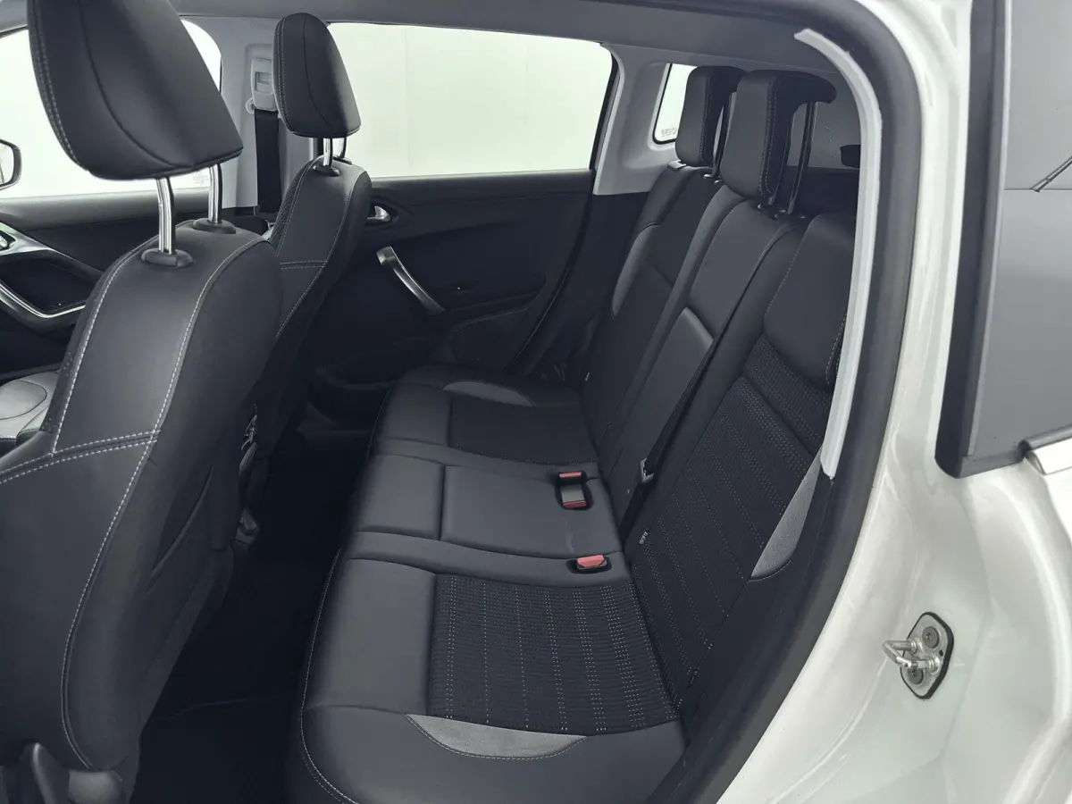 SUV 110pk Automaat Allure | Trekhaak | Panoramadak | Apple Carplay/Android Auto | Camera | Navigatie | Armsteun Tussen de Voorstoelen