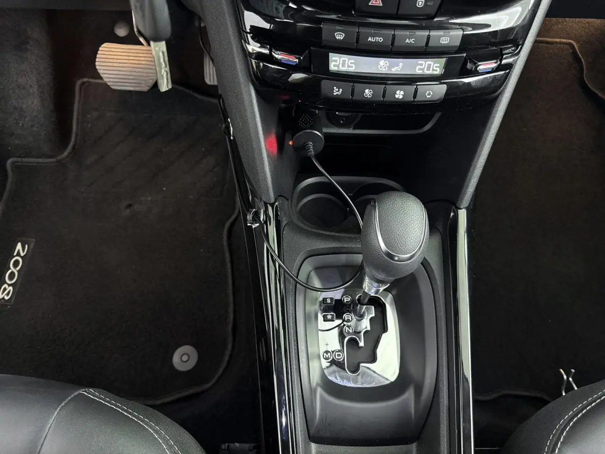 SUV 110pk Automaat Allure | Trekhaak | Panoramadak | Apple Carplay/Android Auto | Camera | Navigatie | Armsteun Tussen de Voorstoelen