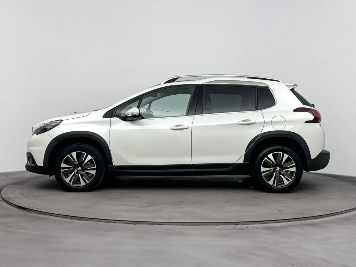 SUV 110pk Automaat Allure | Trekhaak | Panoramadak | Apple Carplay/Android Auto | Camera | Navigatie | Armsteun Tussen de Voorstoelen