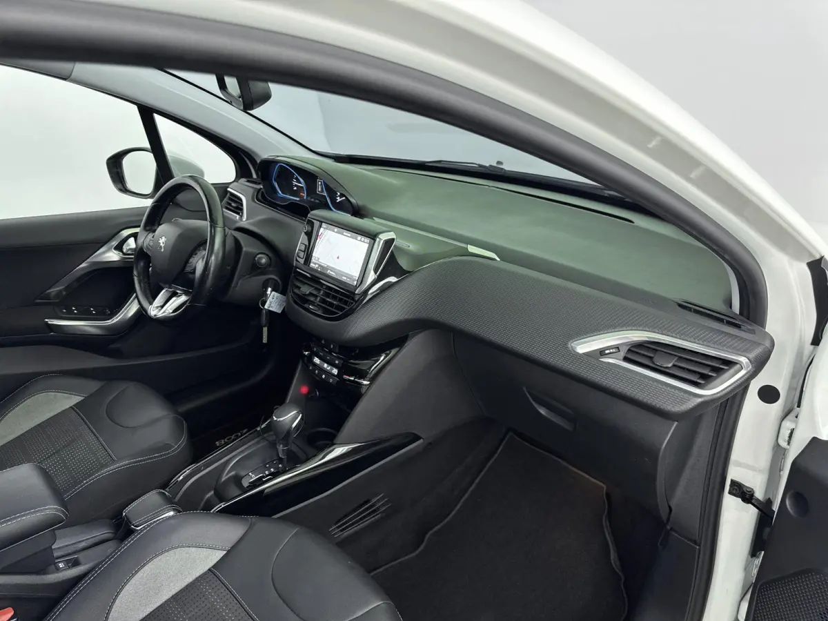 SUV 110pk Automaat Allure | Trekhaak | Panoramadak | Apple Carplay/Android Auto | Camera | Navigatie | Armsteun Tussen de Voorstoelen