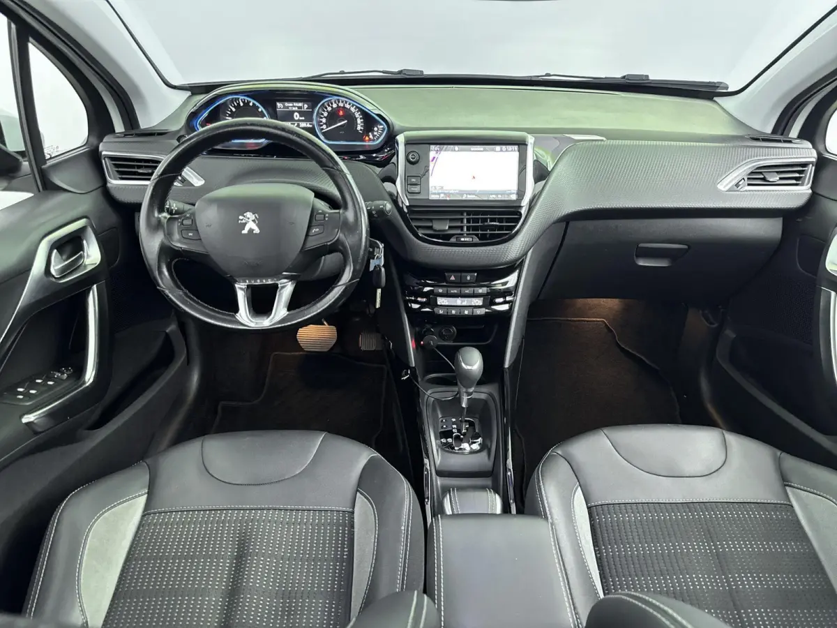 SUV 110pk Automaat Allure | Trekhaak | Panoramadak | Apple Carplay/Android Auto | Camera | Navigatie | Armsteun Tussen de Voorstoelen