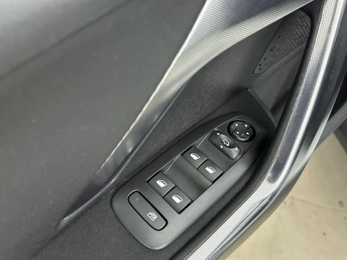 SUV 110pk Automaat Allure | Trekhaak | Panoramadak | Apple Carplay/Android Auto | Camera | Navigatie | Armsteun Tussen de Voorstoelen