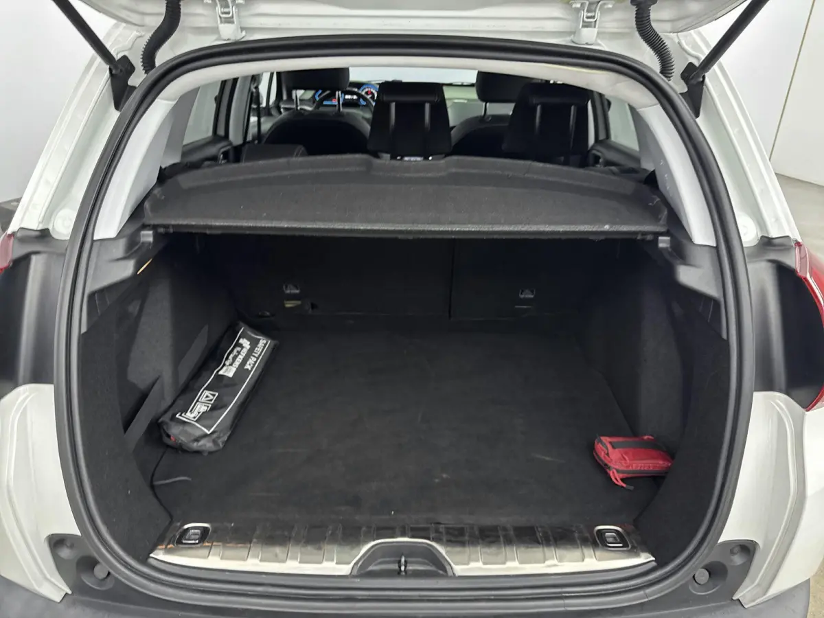 SUV 110pk Automaat Allure | Trekhaak | Panoramadak | Apple Carplay/Android Auto | Camera | Navigatie | Armsteun Tussen de Voorstoelen