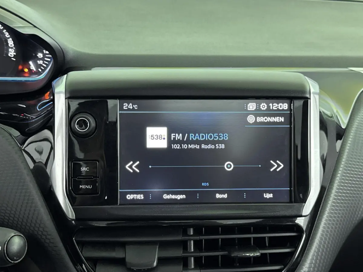 SUV 110pk Automaat Allure | Trekhaak | Panoramadak | Apple Carplay/Android Auto | Camera | Navigatie | Armsteun Tussen de Voorstoelen