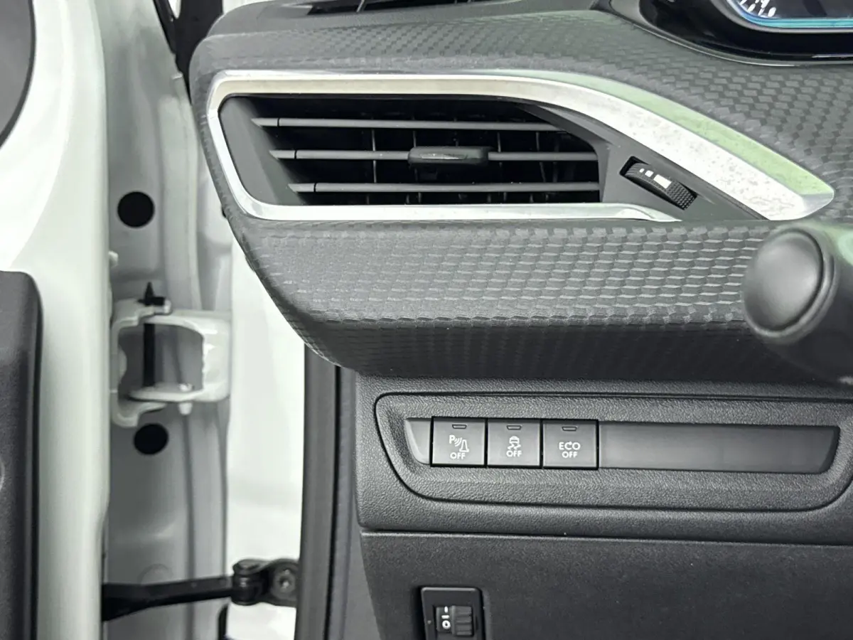 SUV 110pk Automaat Allure | Trekhaak | Panoramadak | Apple Carplay/Android Auto | Camera | Navigatie | Armsteun Tussen de Voorstoelen