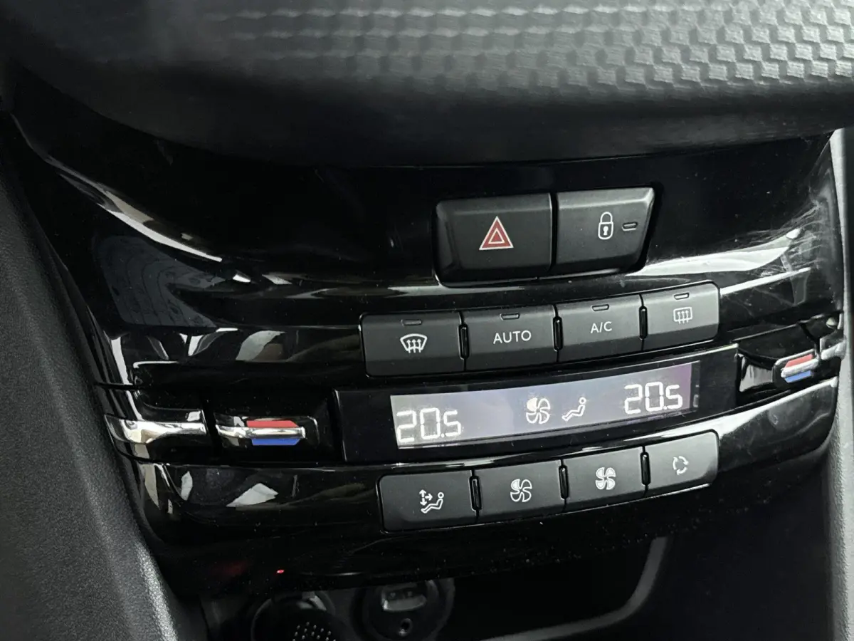 SUV 110pk Automaat Allure | Trekhaak | Panoramadak | Apple Carplay/Android Auto | Camera | Navigatie | Armsteun Tussen de Voorstoelen