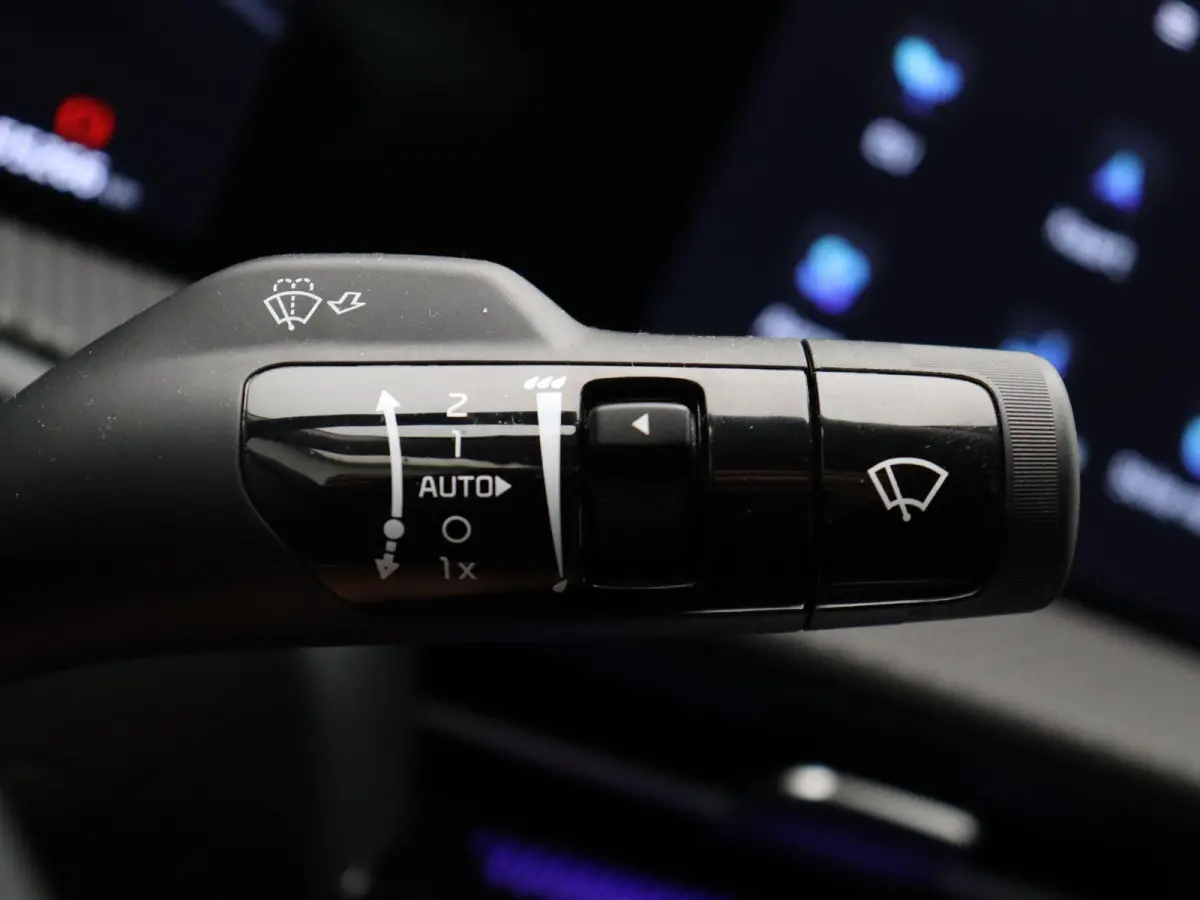 Plus 77.4 kWh | Warmtepomp | Adaptive Cruise | 360° Camera | Head-up Display | stuur-stoelverwarming en koeling | memorystoelen |