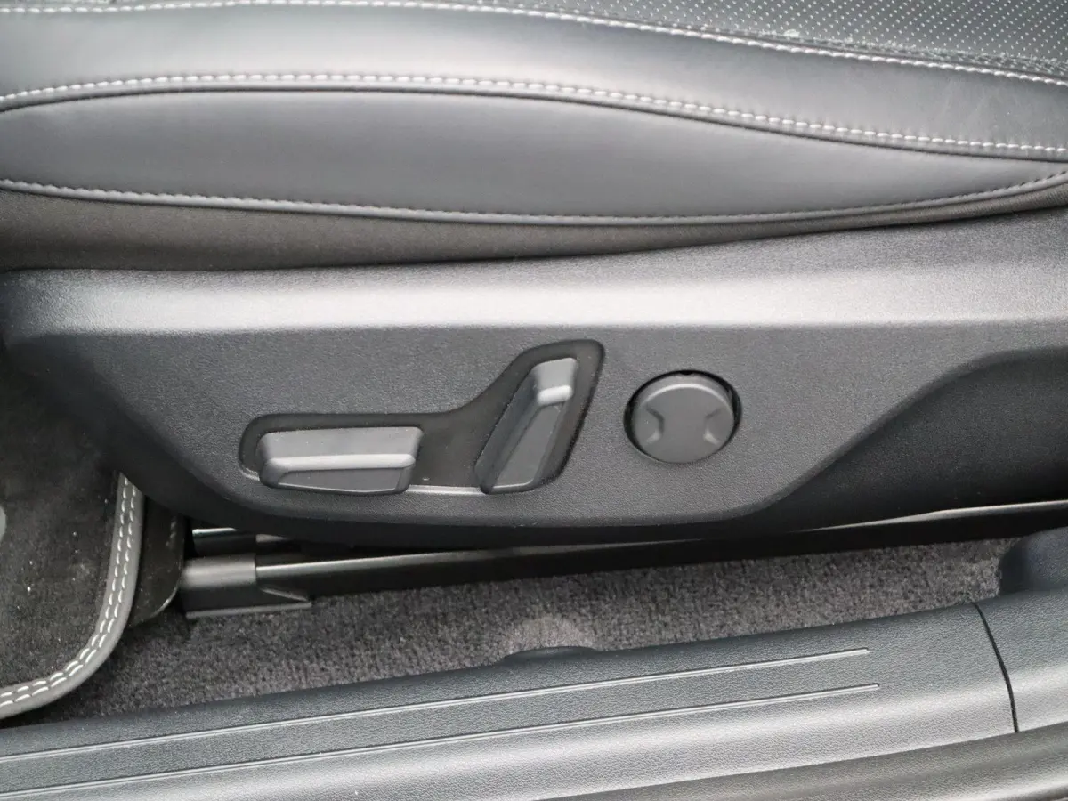 Plus 77.4 kWh | Warmtepomp | Adaptive Cruise | 360° Camera | Head-up Display | stuur-stoelverwarming en koeling | memorystoelen |