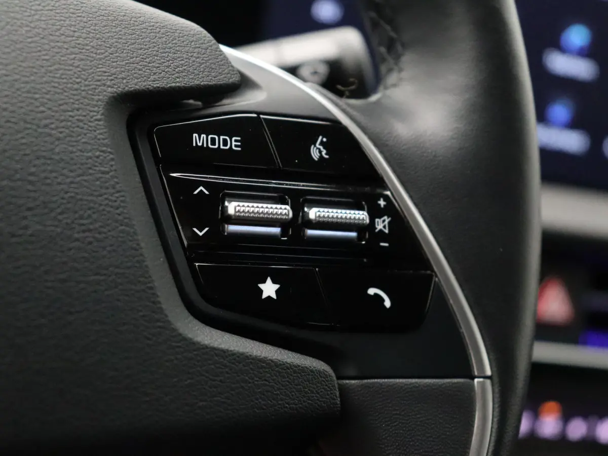 Plus 77.4 kWh | Warmtepomp | Adaptive Cruise | 360° Camera | Head-up Display | stuur-stoelverwarming en koeling | memorystoelen |