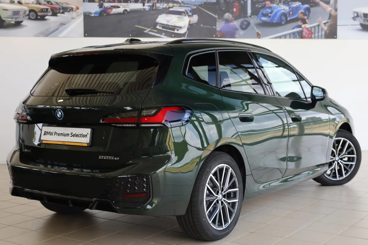 225e xDrive | M Sport | Harman/Kardon | Driving Assistant Plus | Panoramadak | Head-Up Display | Trekhaak