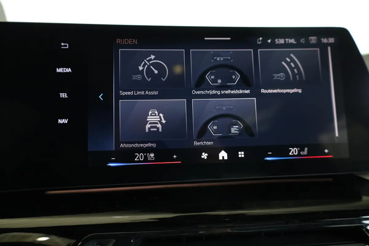 225e xDrive | M Sport | Harman/Kardon | Driving Assistant Plus | Panoramadak | Head-Up Display | Trekhaak