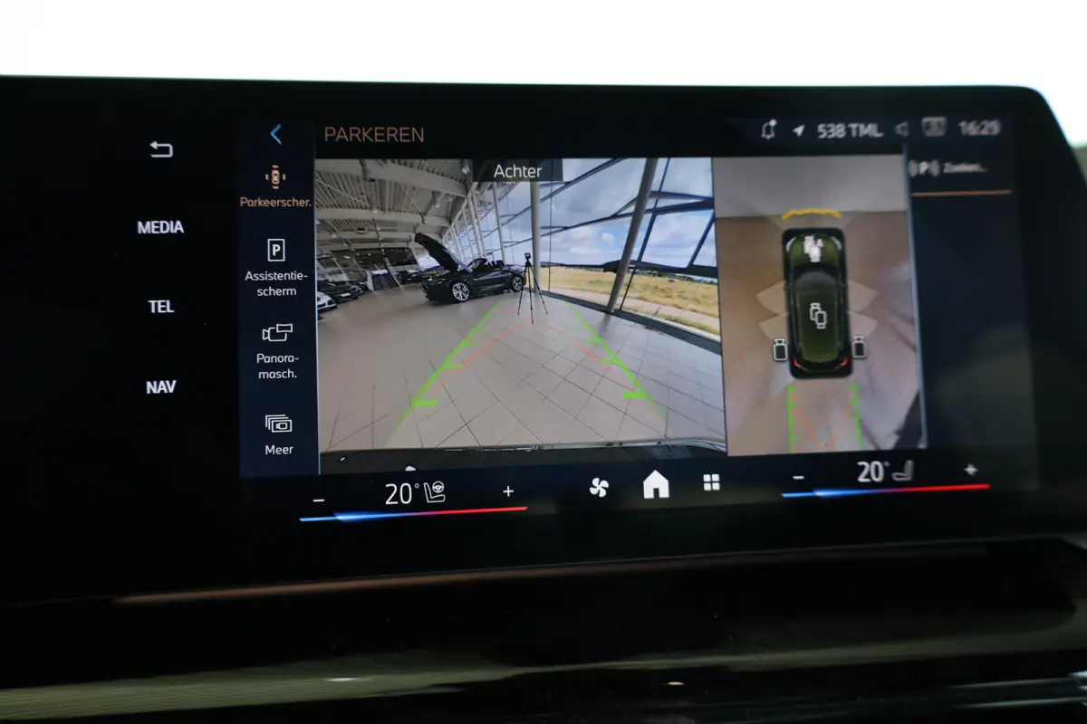 225e xDrive | M Sport | Harman/Kardon | Driving Assistant Plus | Panoramadak | Head-Up Display | Trekhaak