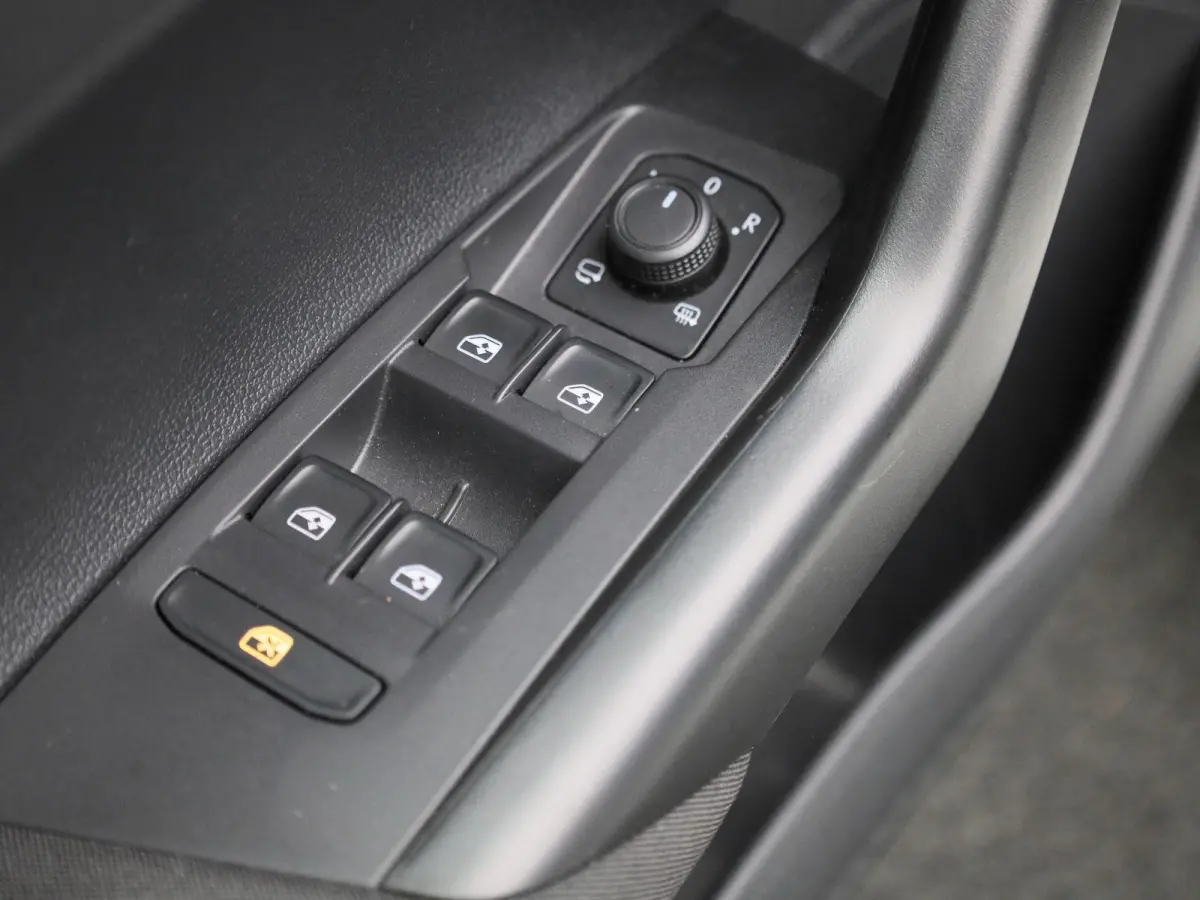 1.0 TSI Life Business | Apple carplay/android auto | Adaptive cruise control | Draadloze telefoonlader | Navigatie | Parkeersensoren voor en achter | Rijstrooksensor | Start/stop systeem | V
