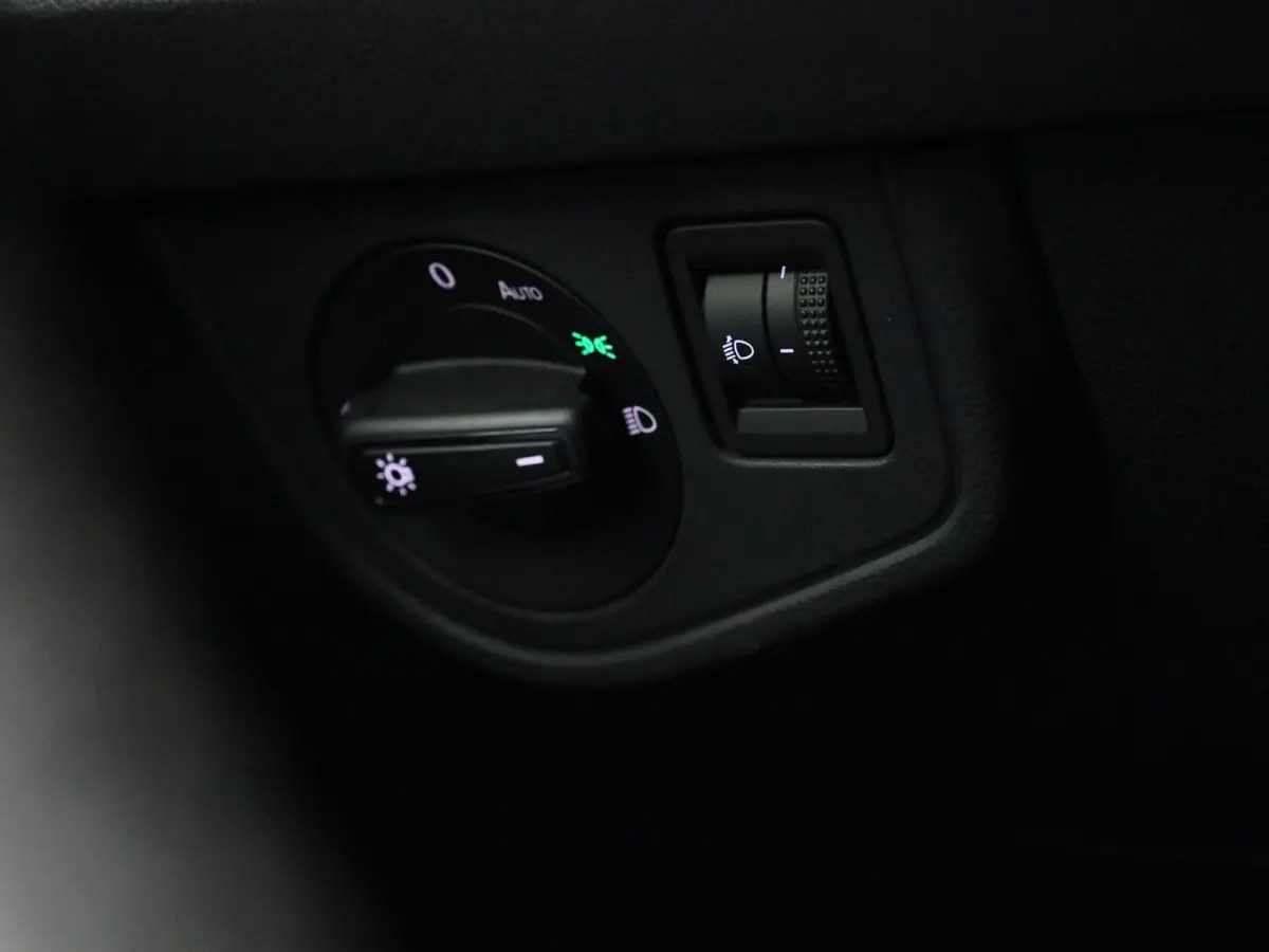 1.0 TSI Life Business | Apple carplay/android auto | Adaptive cruise control | Draadloze telefoonlader | Navigatie | Parkeersensoren voor en achter | Rijstrooksensor | Start/stop systeem | V