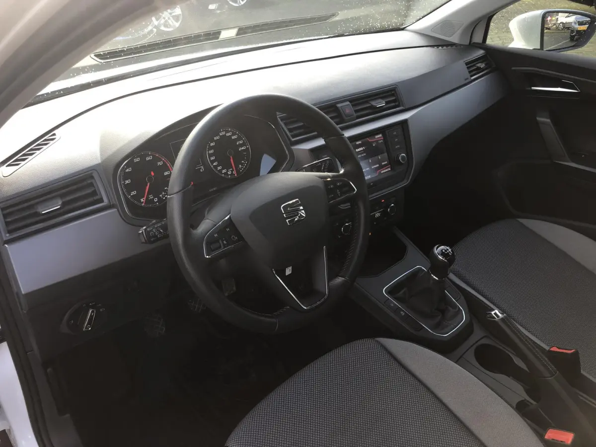 1.0 Style | APPLE CARPLAY | CLIMA | STOELVERW. |