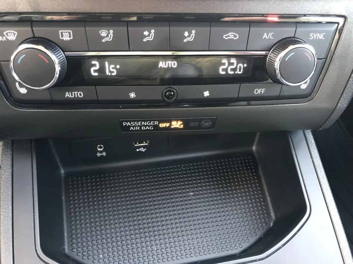 1.0 Style | APPLE CARPLAY | CLIMA | STOELVERW. |
