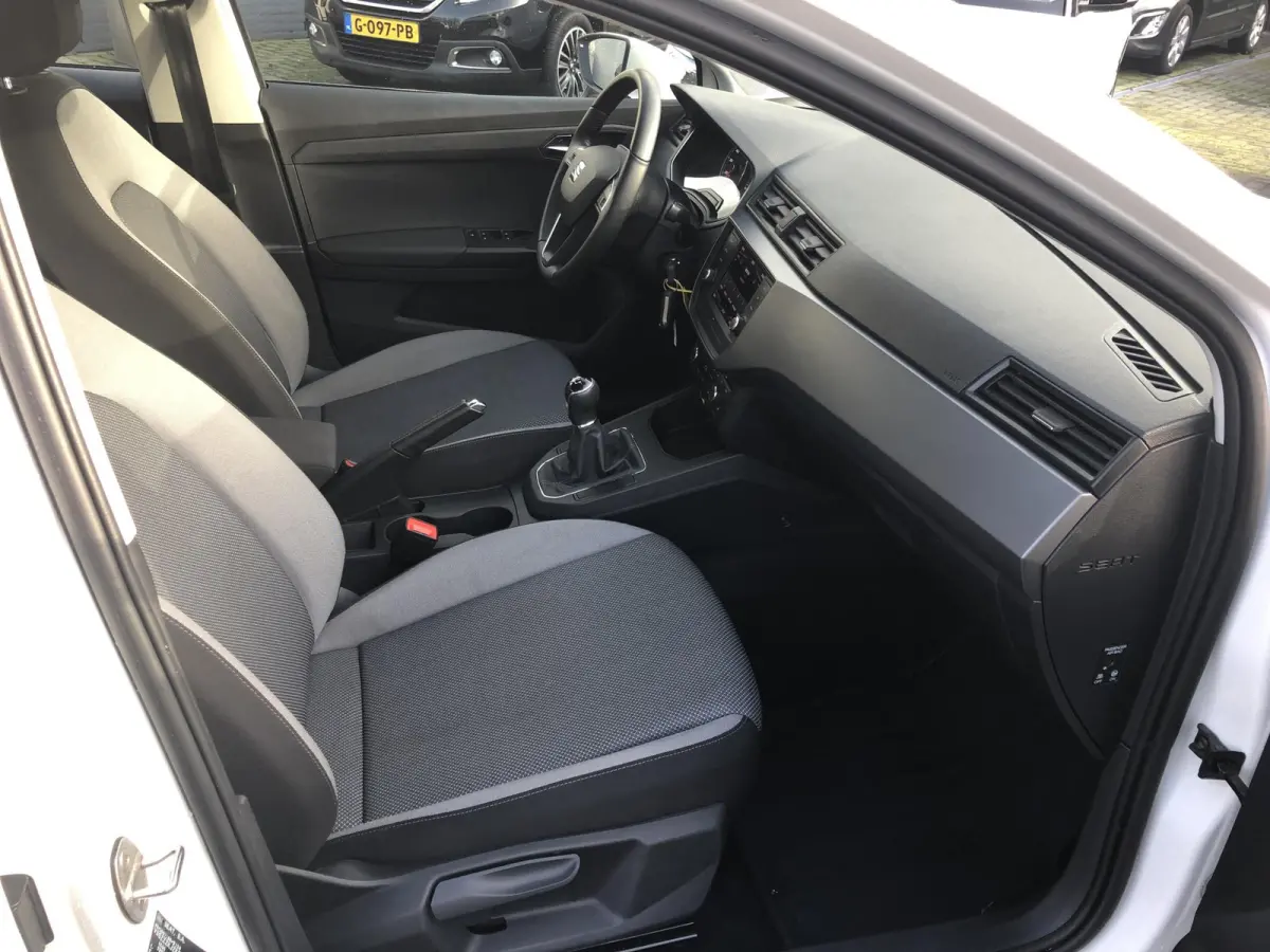 1.0 Style | APPLE CARPLAY | CLIMA | STOELVERW. |