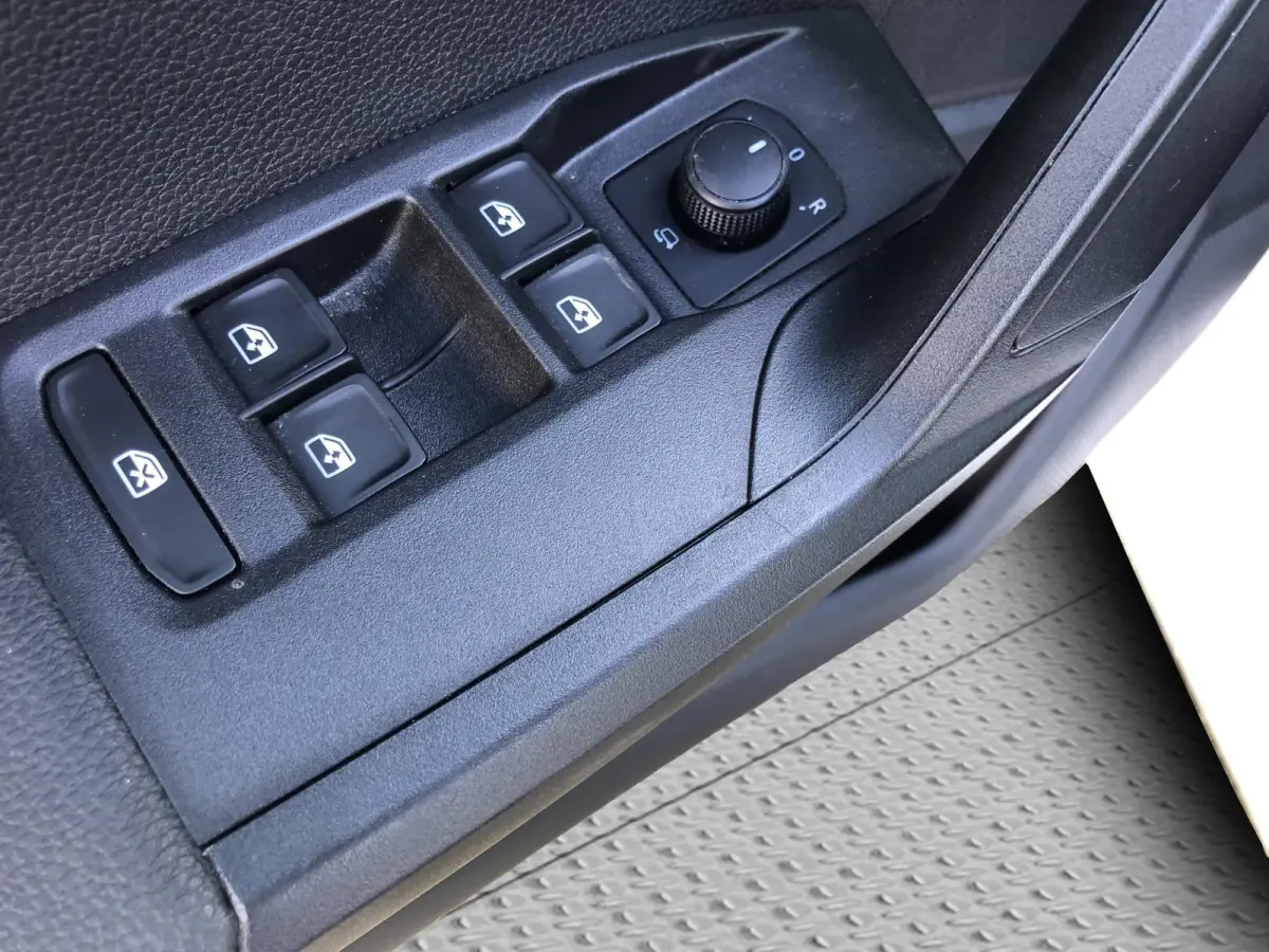 1.0 Style | APPLE CARPLAY | CLIMA | STOELVERW. |