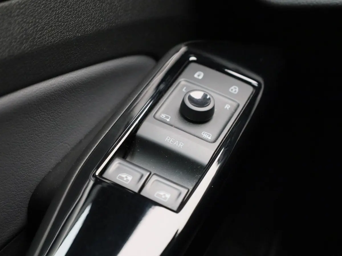 Pro 77 kWh 174 PK| Soh ... | Dealeronderhouden | Navigatie | Achteruitrijcamera | Stoelverwarming | Stuurwielverwarming | Keyless | Parkeersensoren | 19 Inch Velgen