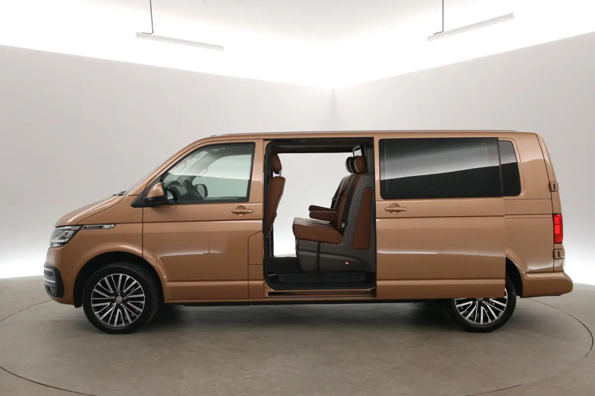 2.0 TDI L2H1 Bulli 200PK | Dubbele Cabine | Automaat | Airco | Camera | Virtual | Cruise | Leder | Trekhaak | Carplay | 2xSchuifdeur