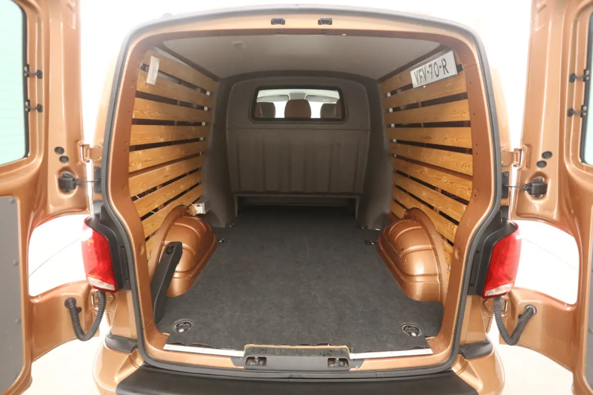 2.0 TDI L2H1 Bulli 200PK | Dubbele Cabine | Automaat | Airco | Camera | Virtual | Cruise | Leder | Trekhaak | Carplay | 2xSchuifdeur