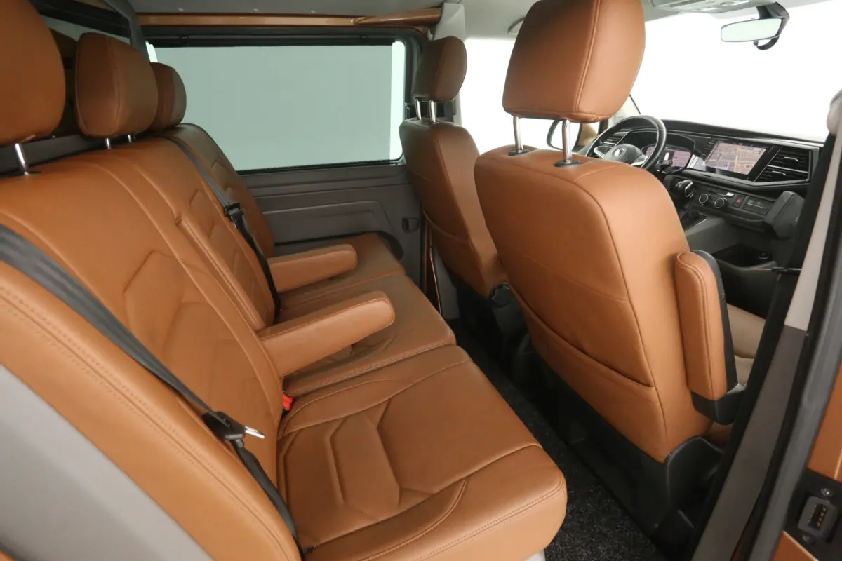 2.0 TDI L2H1 Bulli 200PK | Dubbele Cabine | Automaat | Airco | Camera | Virtual | Cruise | Leder | Trekhaak | Carplay | 2xSchuifdeur