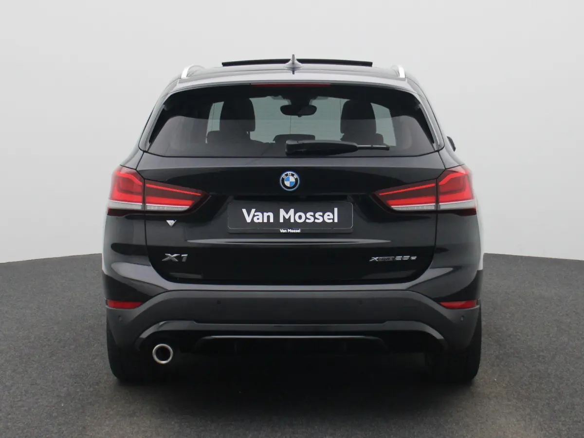 xDrive25e (162 kW) | PANORAMADAK | ACHTERUITRIJCAMERA | ELEKTRISCHE KOFFERKLEP | CLIMATE CONTROL | CRUISE CONTROL | LEDEREN BEKLEDING |
