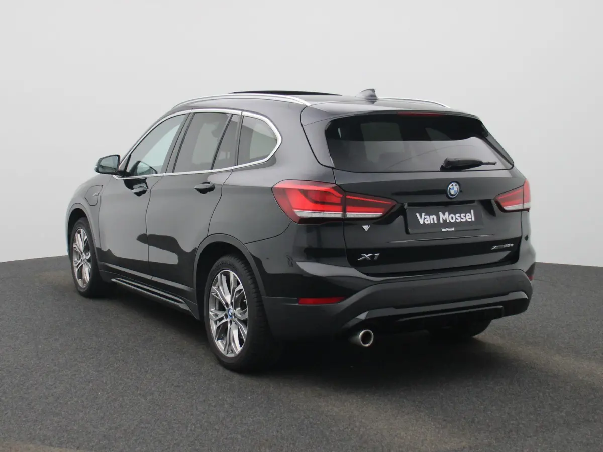 xDrive25e (162 kW) | PANORAMADAK | ACHTERUITRIJCAMERA | ELEKTRISCHE KOFFERKLEP | CLIMATE CONTROL | CRUISE CONTROL | LEDEREN BEKLEDING |