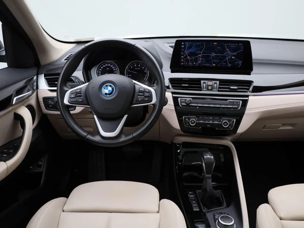 xDrive25e (162 kW) | PANORAMADAK | ACHTERUITRIJCAMERA | ELEKTRISCHE KOFFERKLEP | CLIMATE CONTROL | CRUISE CONTROL | LEDEREN BEKLEDING |