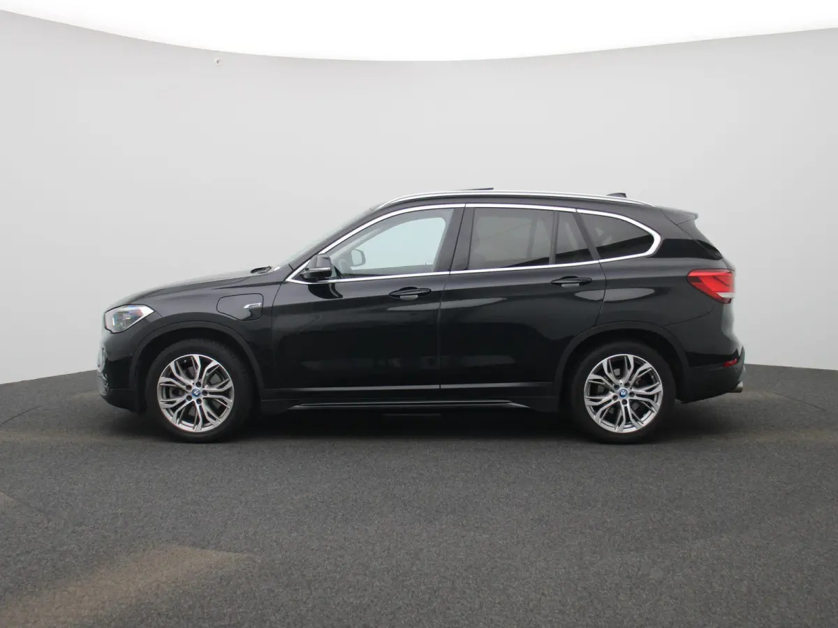 xDrive25e (162 kW) | PANORAMADAK | ACHTERUITRIJCAMERA | ELEKTRISCHE KOFFERKLEP | CLIMATE CONTROL | CRUISE CONTROL | LEDEREN BEKLEDING |