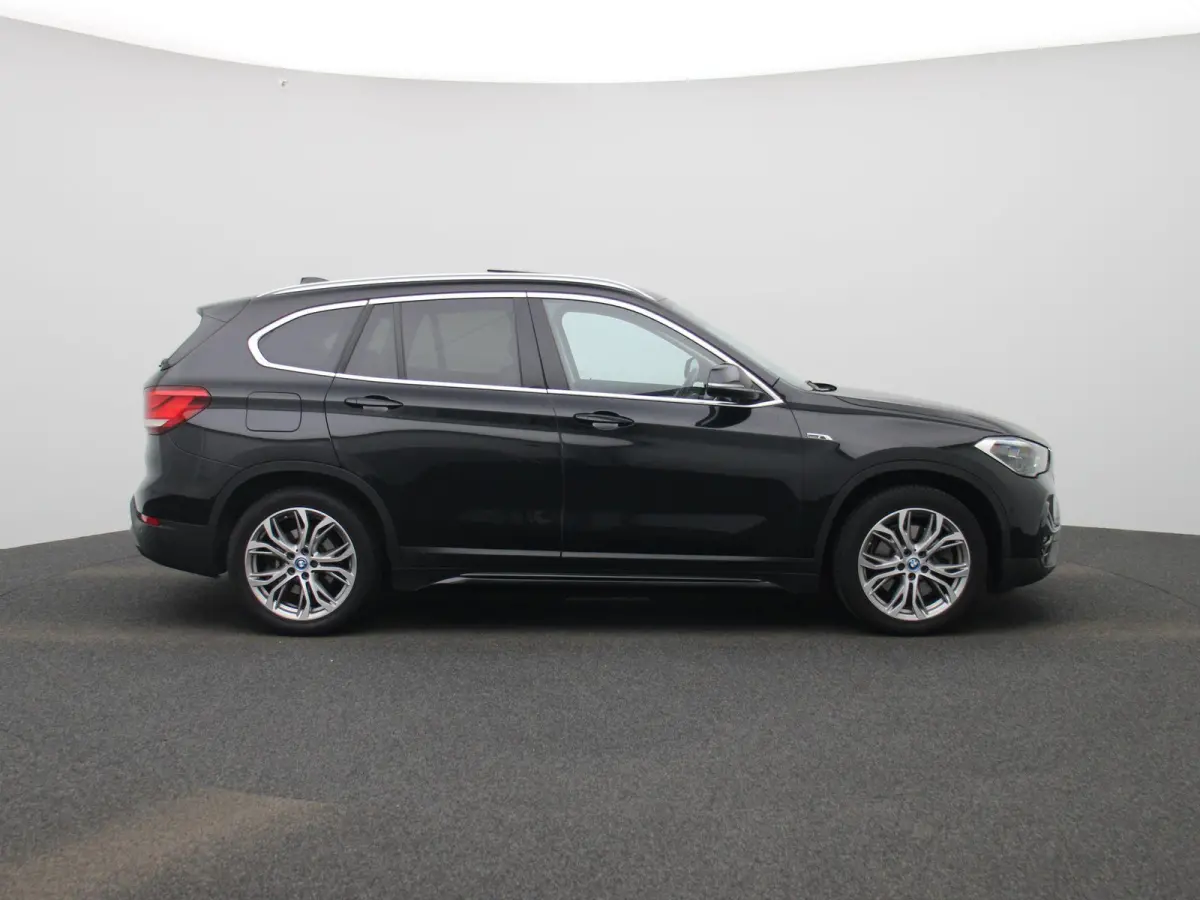 xDrive25e (162 kW) | PANORAMADAK | ACHTERUITRIJCAMERA | ELEKTRISCHE KOFFERKLEP | CLIMATE CONTROL | CRUISE CONTROL | LEDEREN BEKLEDING |