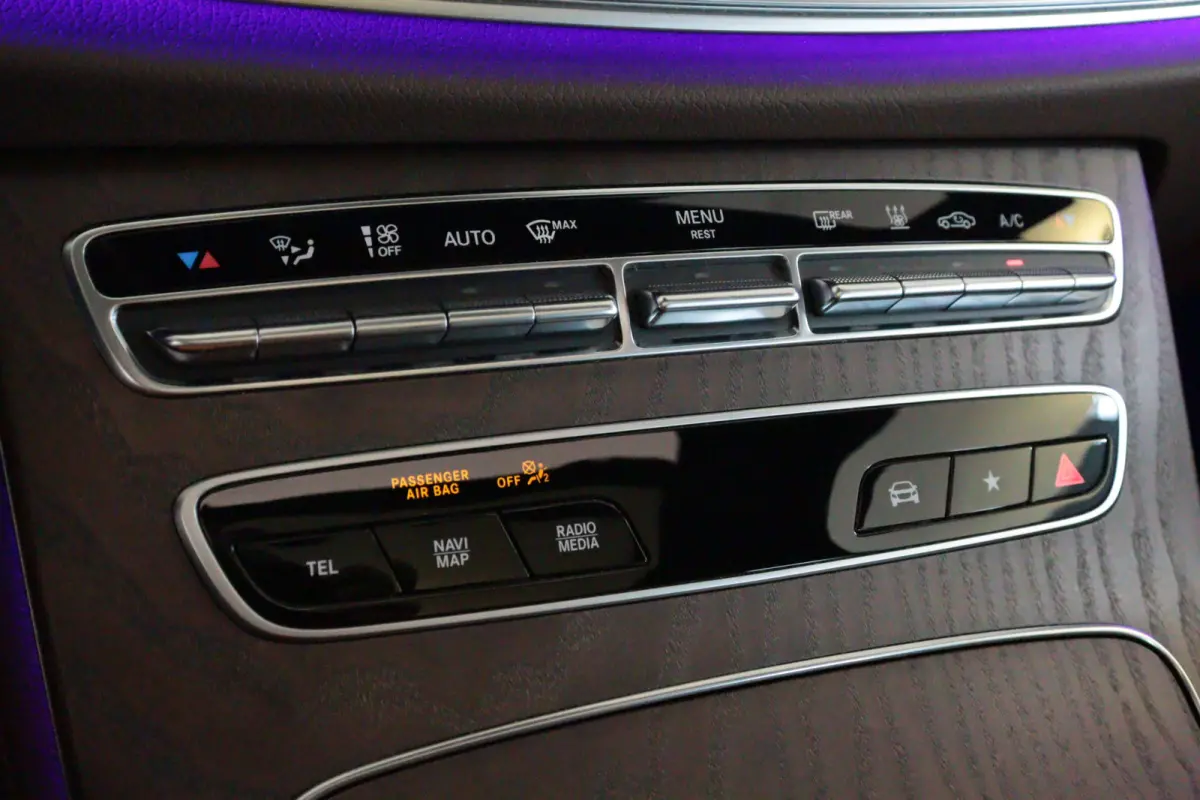 300de Luxury Line | NAVI / APPCONNECT | CAMERA + PDC | ADAP CRUISE | STUUR / STOELVERW + MASSAGE | BURMESTER AUDIO |