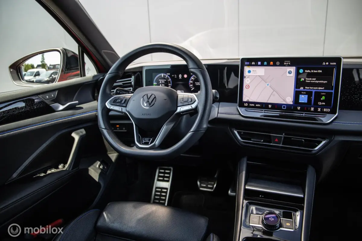 1.5 eHybrid R-Line|Leer|Massage|Trekh.|IQ|NL-auto|Stoelventilatie|Black-Style