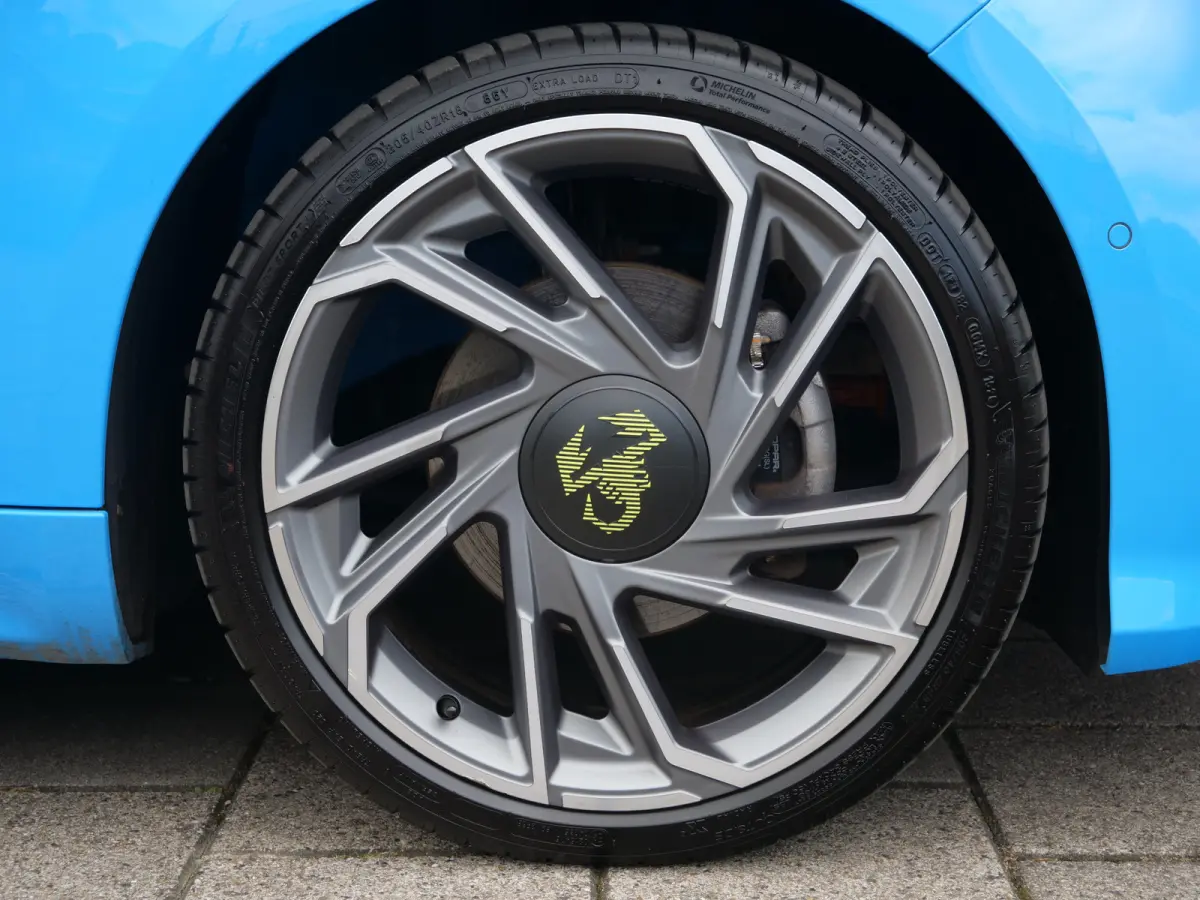 Abarth Turismo 42 kWh 155Pk Automaat Navigatie / LED / Panoramadak / Camera / SOH 95%