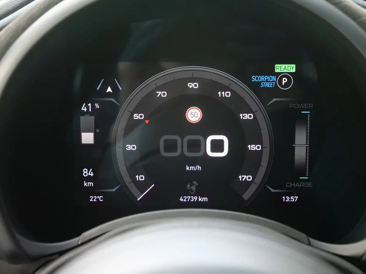 Abarth Turismo 42 kWh 155Pk Automaat Navigatie / LED / Panoramadak / Camera / SOH 95%